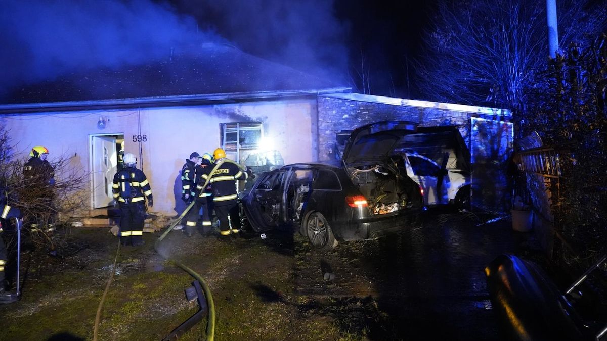 Auto po havárii skončilo v rodinném domku a způsobilo požár